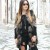 Gilet di pelliccia ecologica e un look total black